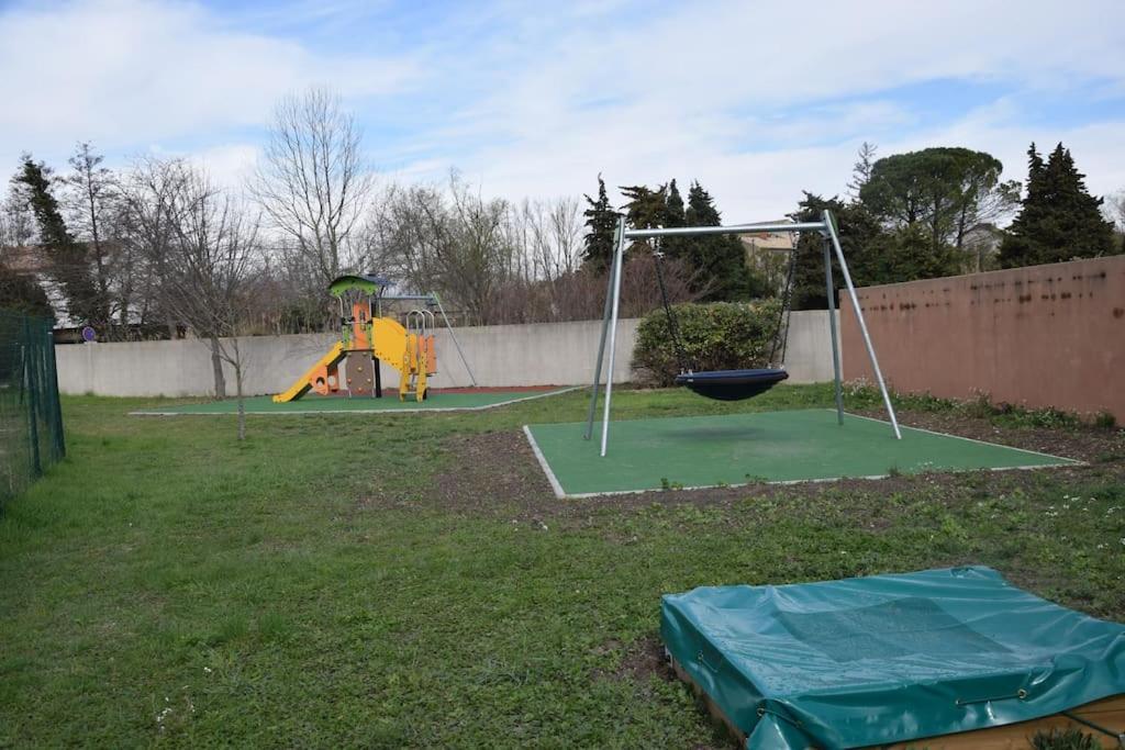Le Petit Bonheur - Place Parking Privee - Clim - Terrasse - Piscine Partagee - Proche Parc Spirou Saint-Saturnin-les-Avignon Bagian luar foto