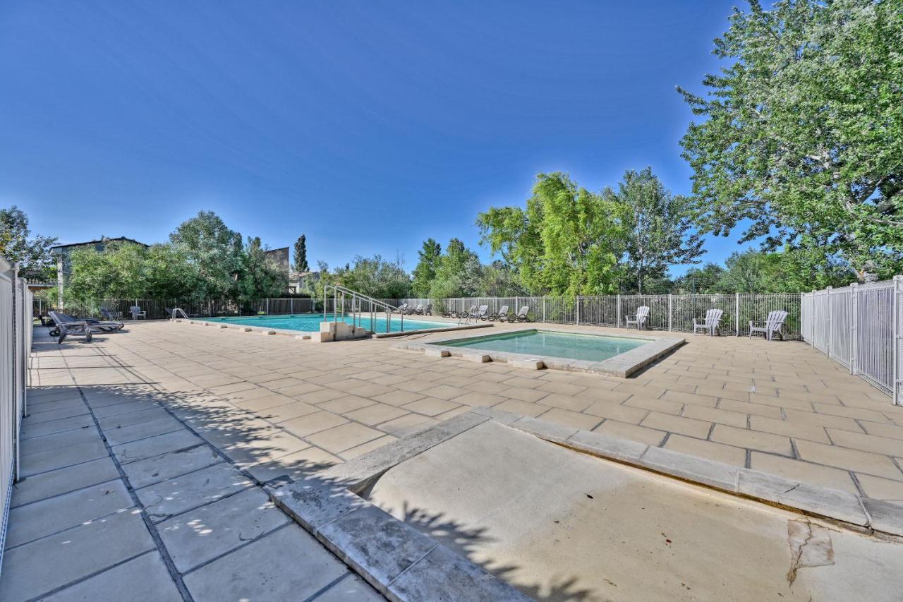Le Petit Bonheur - Place Parking Privee - Clim - Terrasse - Piscine Partagee - Proche Parc Spirou Saint-Saturnin-les-Avignon Bagian luar foto