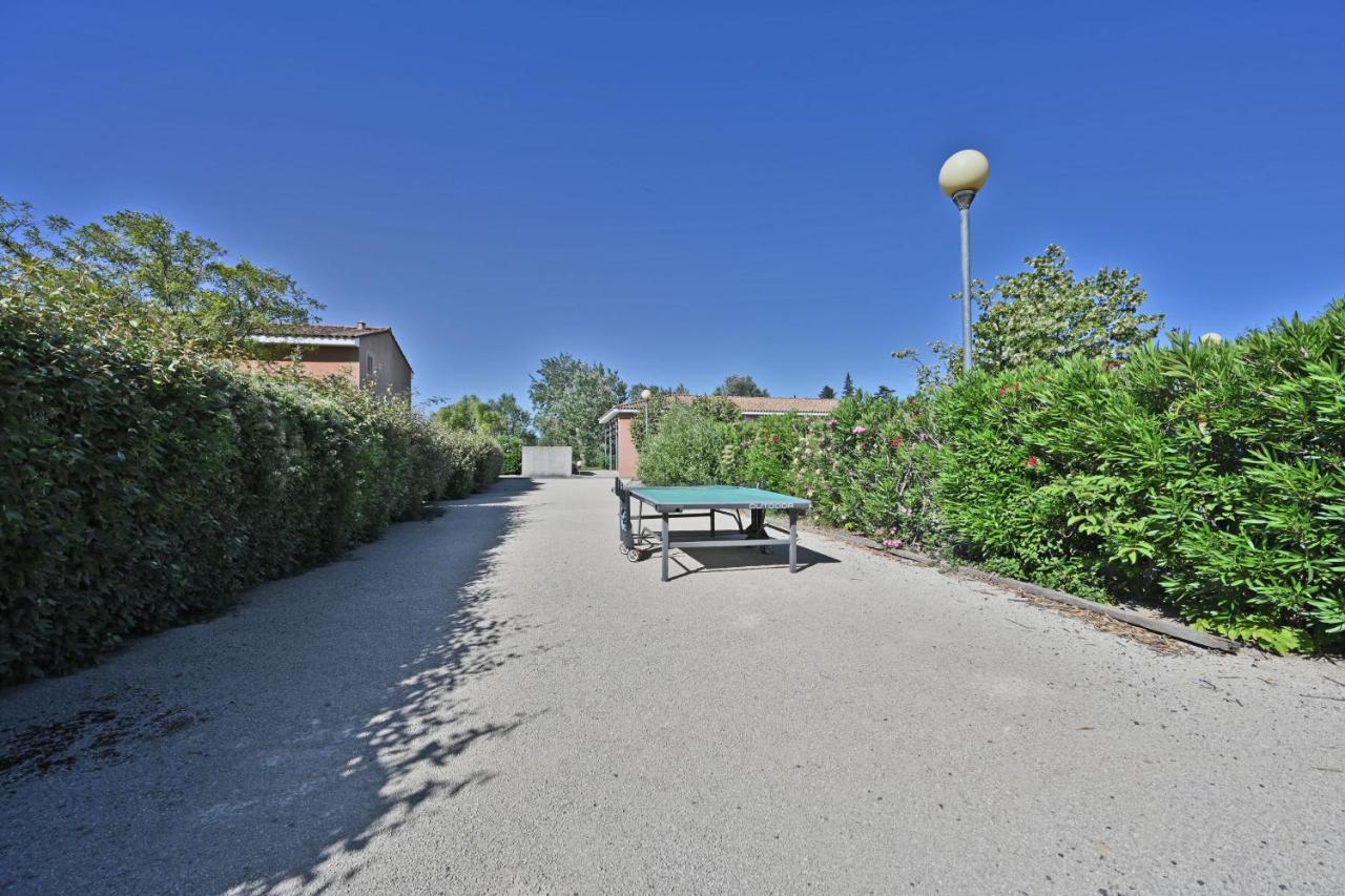 Le Petit Bonheur - Place Parking Privee - Clim - Terrasse - Piscine Partagee - Proche Parc Spirou Saint-Saturnin-les-Avignon Bagian luar foto